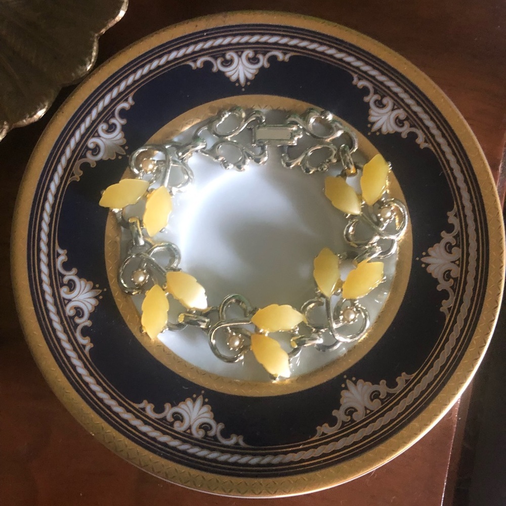 Vintage Yellow Thermoset Leaf Bracelet